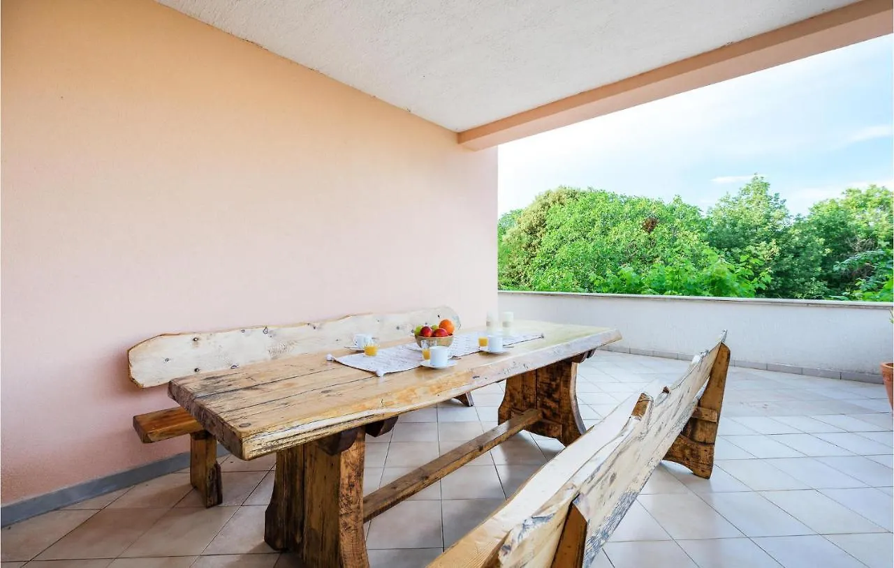 3 Bedroom Cozy Home In Liznjan Holiday home