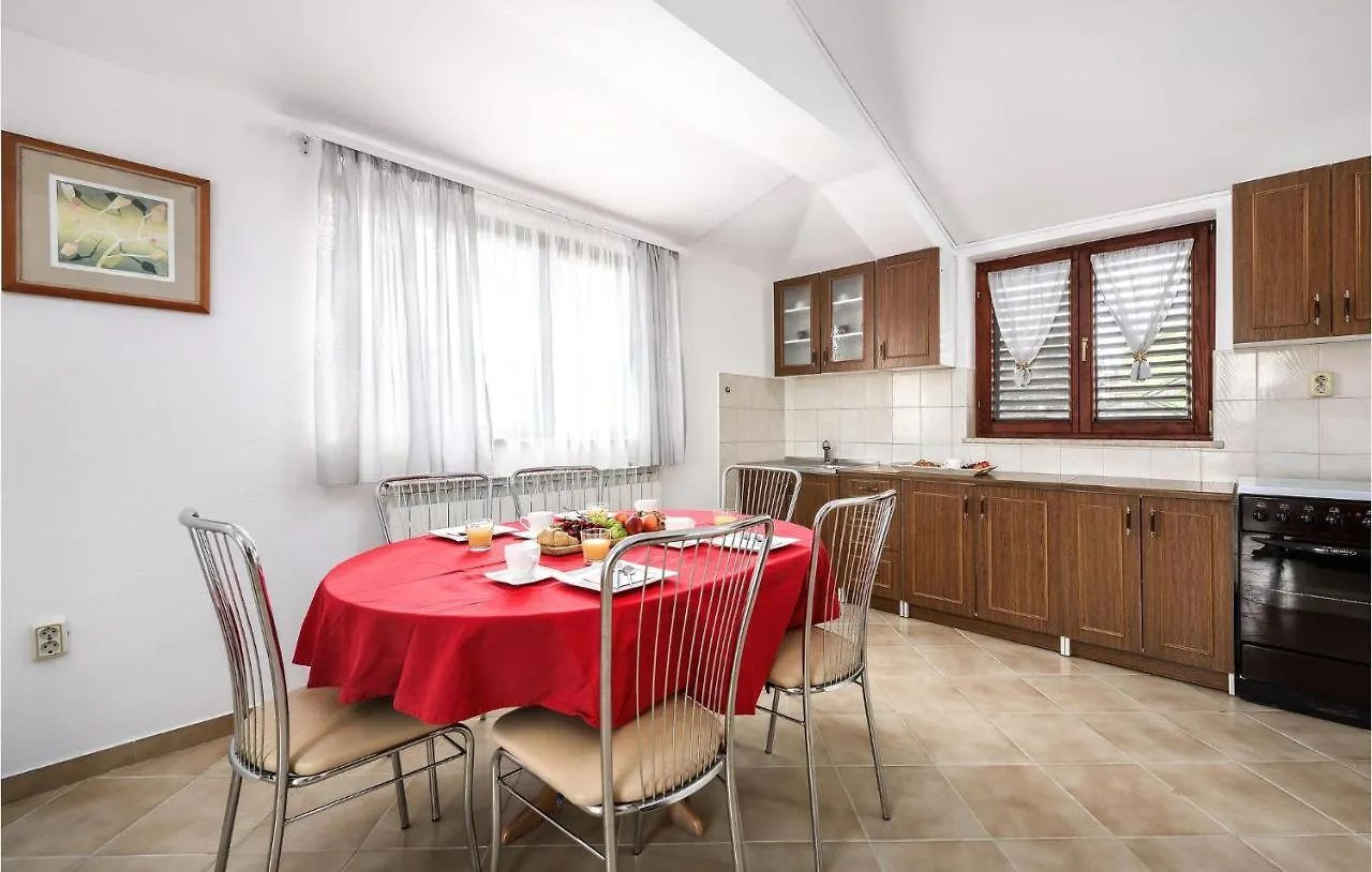3 Bedroom Cozy Home In Liznjan 0*,