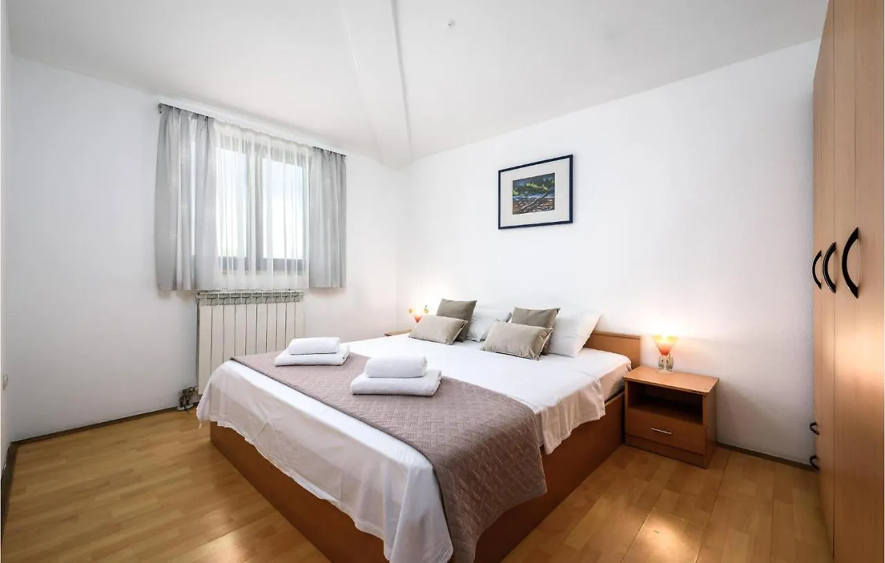 3 Bedroom Cozy Home In Liznjan Holiday home