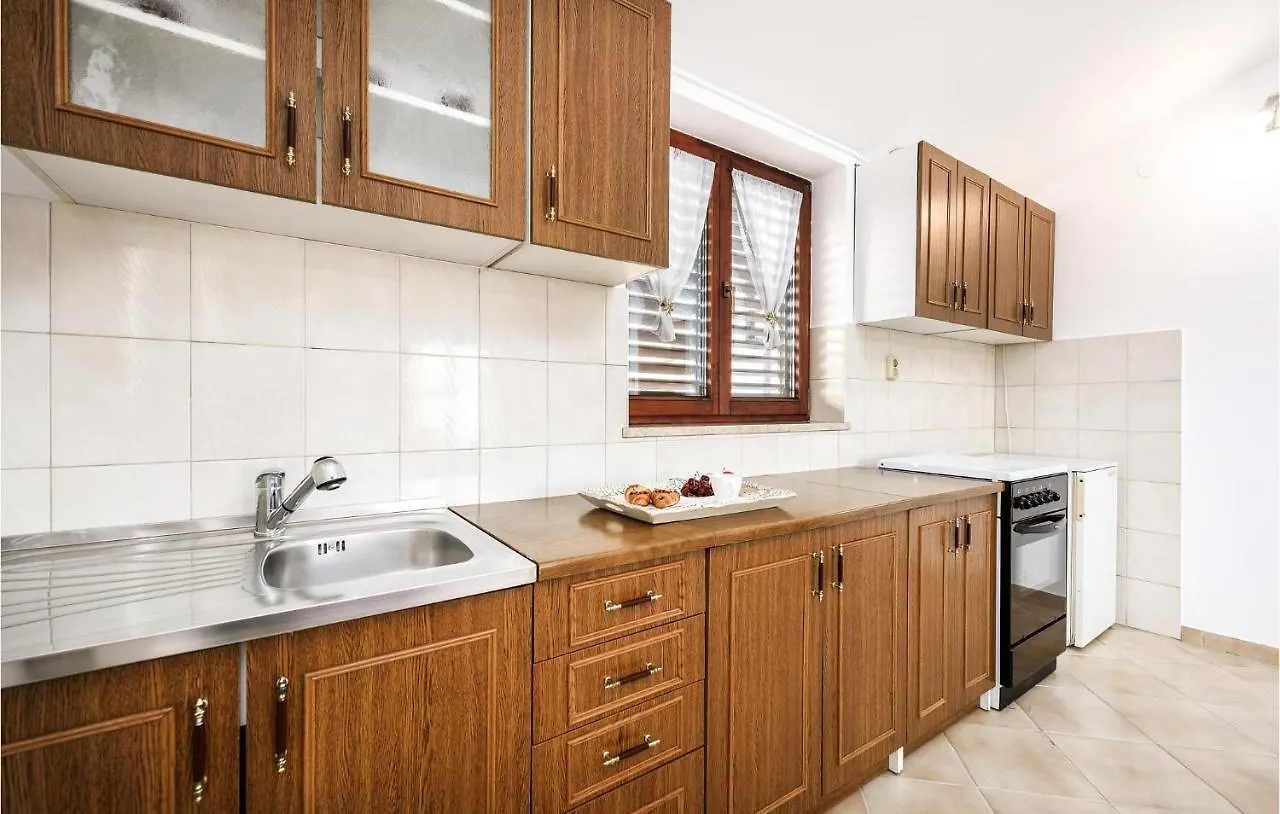 3 Bedroom Cozy Home In Liznjan Croatia