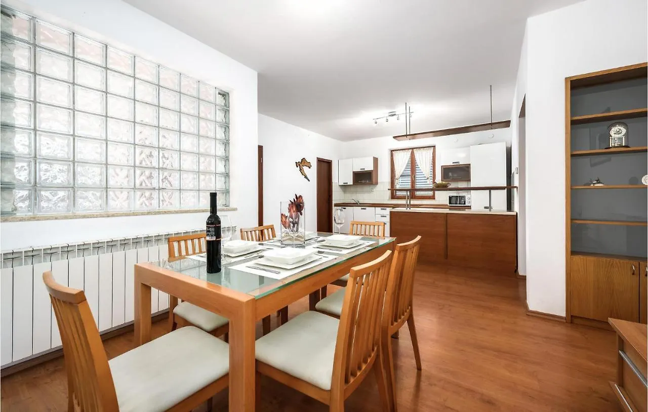 3 Bedroom Cozy Home In Liznjan