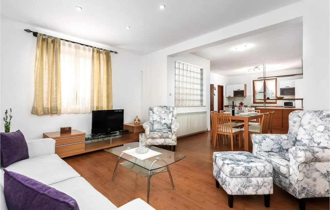 3 Bedroom Cozy Home In Liznjan Croatia